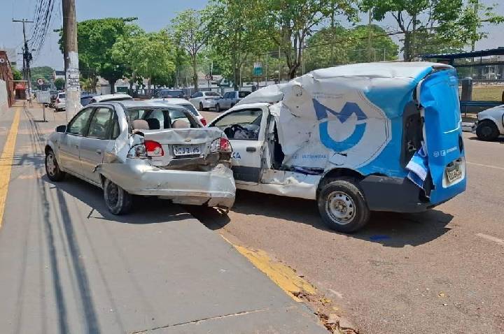Acidente de trânsito deixa três feridos no cruzamento da Avenida Carlos Gomes em Porto Velho