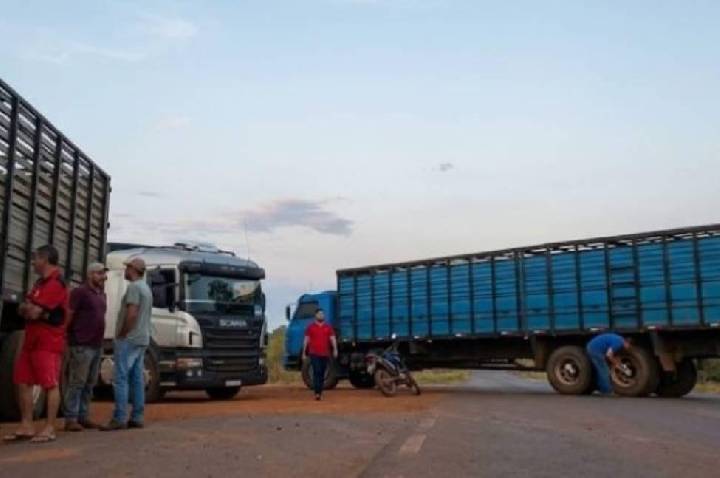 Acidente envolvendo caminhão e duas motocicletas deixa feridos na entrada de RO