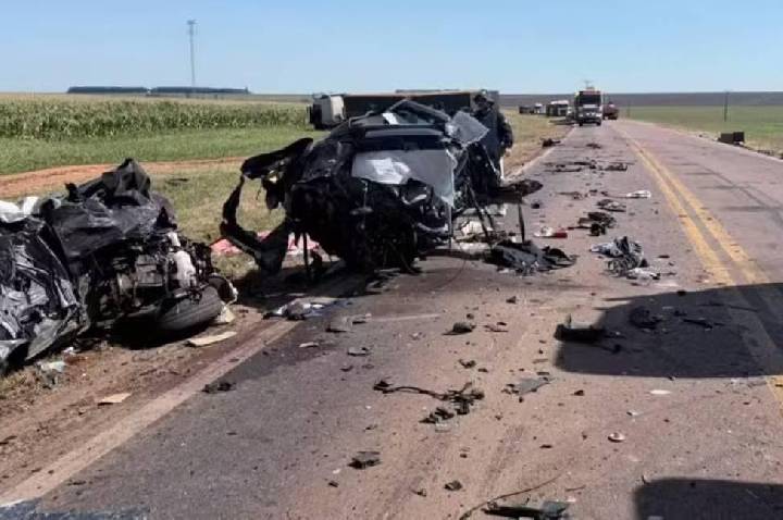 Acidente grave entre veículos pesados deixa uma pessoa morta na BR-364