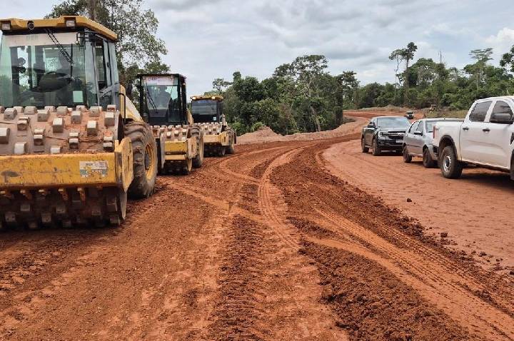 Alta Floresta: Jean Oliveira e diretor-geral do DER acompanham obra na Serra do Pialopes