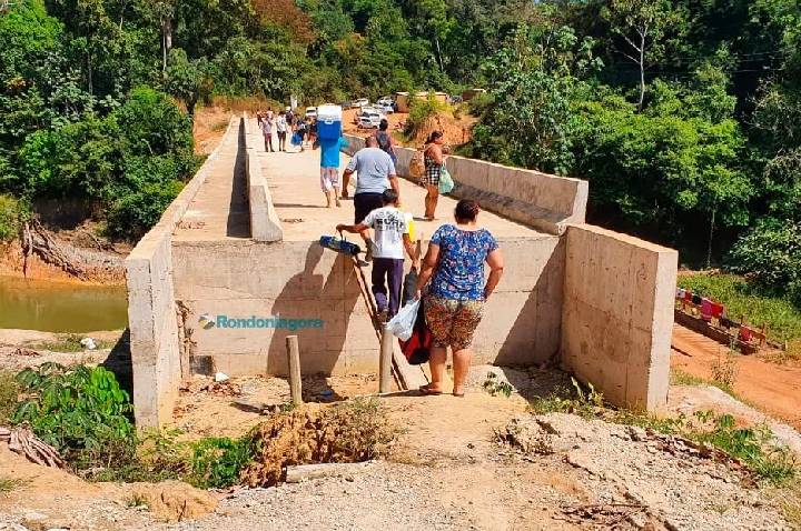 Aluguel de balsa para garantir travessia do córrego Jacu da Vala já consumiu R$ 10 milhões do Governo