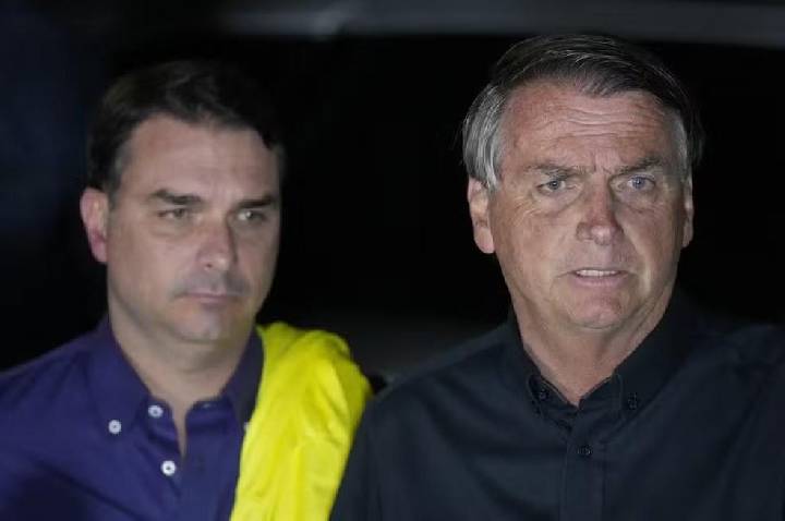 Após 90 dias, Moraes autoriza Flávio Bolsonaro a visitar o pai