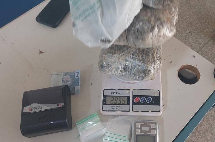 ARIQUEMES – PM APREENDE QUASE 3 QUILOS DE SUBSTÂNCIA ANÁLOGA À MACONHA E OBJETOS EM MOCHILA ABANDONADA