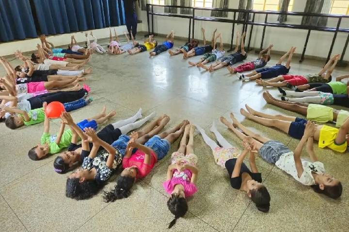 Arte, cultura e brincadeiras transformam manhã em festa para crianças na capital