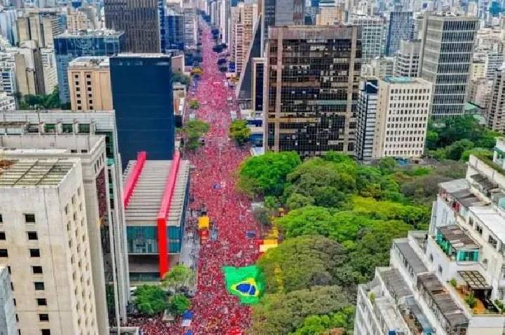 Ato por reeleição de Lula reúne apoiadores na Avenida Paulista