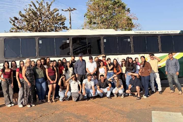 Bagattoli entrega ônibus para universitários de Cabixi