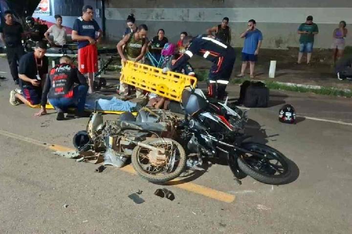 Batida frontal entre motos deixa dois homens em estado grave em Porto Velho