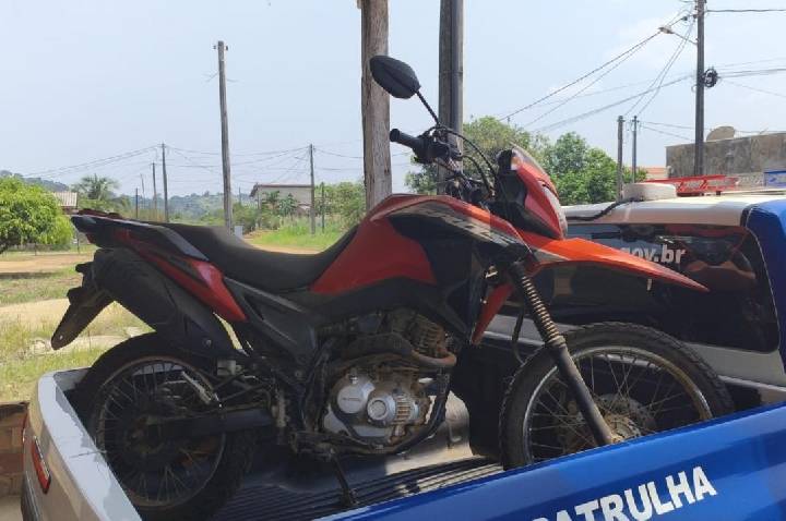 CACAULÂNDIA – POLÍCIA MILITAR LOCALIZA MOTOCICLETA COM RESTRIÇÃO DE FURTO ESCONDIDA EM RESIDÊNCIA