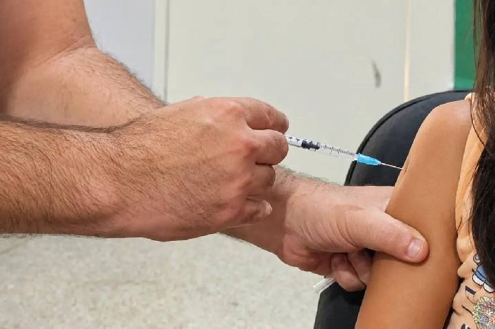 Caderneta de vacinação de 47 crianças e adolescentes acolhidos na Casa Criar é atualizada