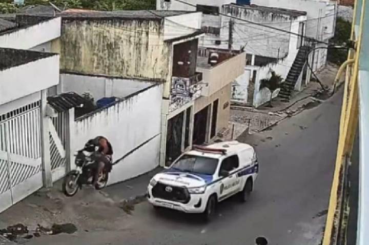 Câmera de segurança registra momento exato de acidente envolvendo motociclista no bairro Lídia Queiroz