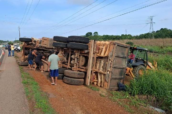 Caminhão carregado de areia tomba na BR-364 após motorista ser fechado em Porto Velho