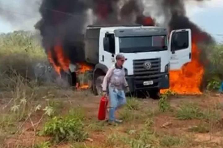 Caminhão da Prefeitura de Nova Brasilândia do Oeste pega fogo após atingir rede elétrica no cemitério municipal