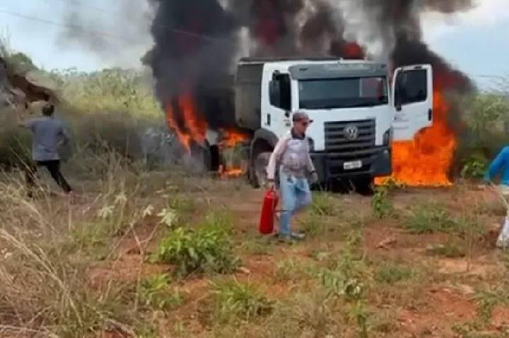 Caminhão da prefeitura é destruído por incêndio – VEJA O VÍDEO
