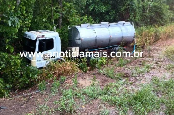 Caminhão leiteiro cai em ribanceira na BR-364 após desviar de veículo em RO