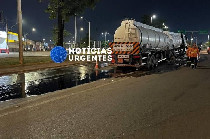 Caminhão-tanque atinge mureta e provoca vazamento de diesel no Trevo do Roque