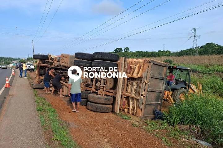 Caminhoneiro fica ferido após caçamba tombar na BR-364