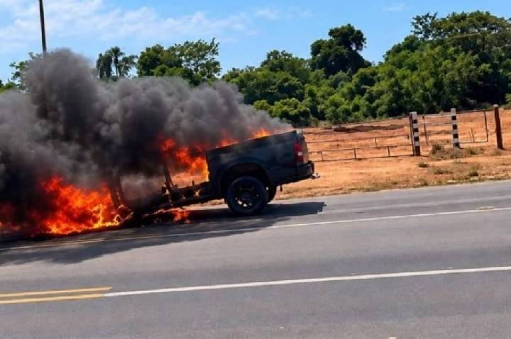 Caminhonete é destruída por incêndio durante teste mecânico em estrada de RO