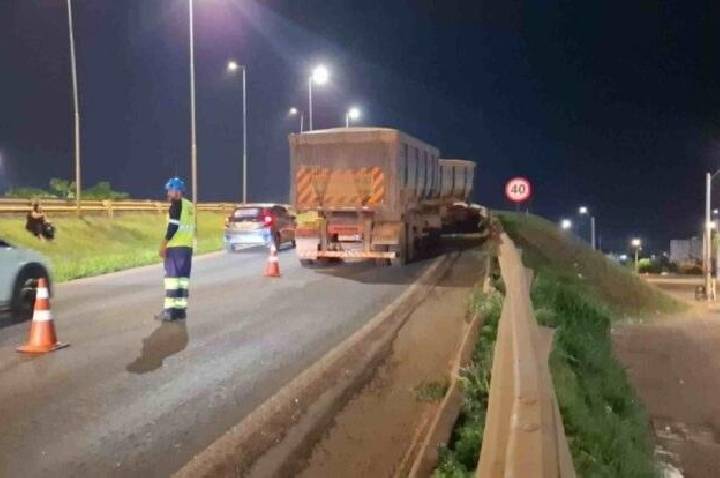 Carreta carregada de soja fica parada e interdita faixa no Trevo do Roque