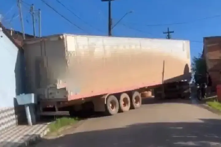Carreta desgovernada de ré quase destrói residência na zona sul de Porto Velho
