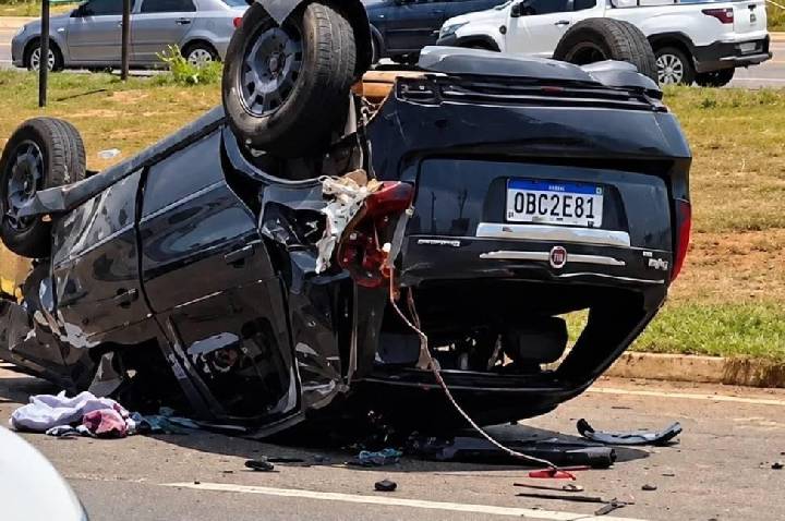 Carro capota depois de colisão e deixa motorista preso às ferragens na BR-364