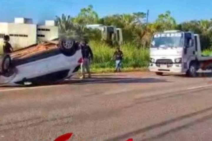 Carro capota na BR-364 após estouro de pneu e motorista é flagrado sem CNH