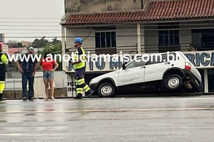 Carro fica pendurado em ribanceira de 5 metros após motorista perder o controle na BR-364