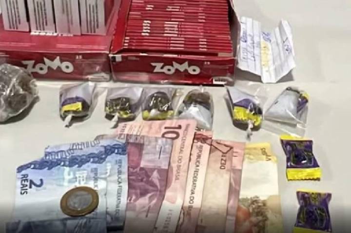 Casal é preso em flagrante com drogas, cigarros contrabandeados e caderno de contabilidade em Guajará-Mirim