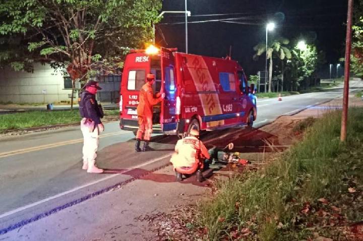 Ciclista sofre queda de bicicleta elétrica na BR-364 e é socorrido pelo Corpo de Bombeiros