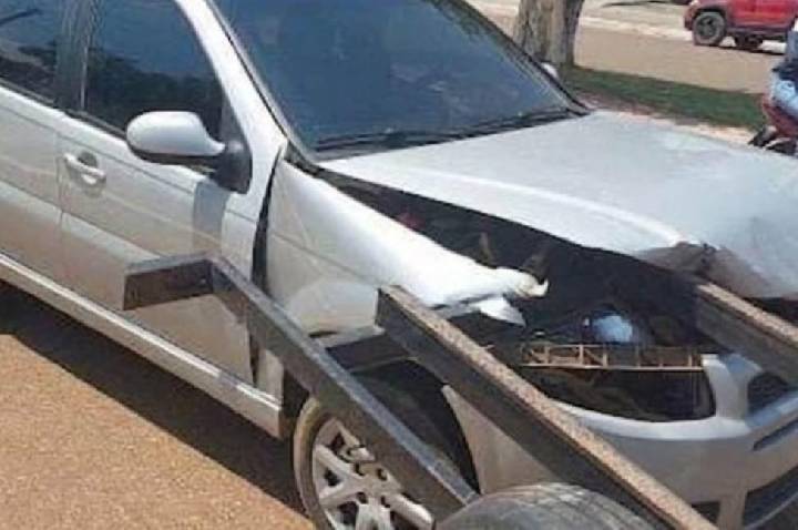 Colisão entre automóveis em cruzamento resulta em danos materiais no interior de Rondônia
