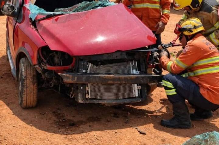 Colisão entre caminhão e carro deixa três feridos na BR-319 em Porto Velho