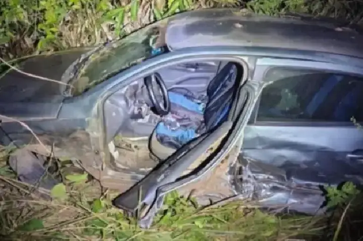 Colisão entre carro e caminhonete deixa feridos na BR-429