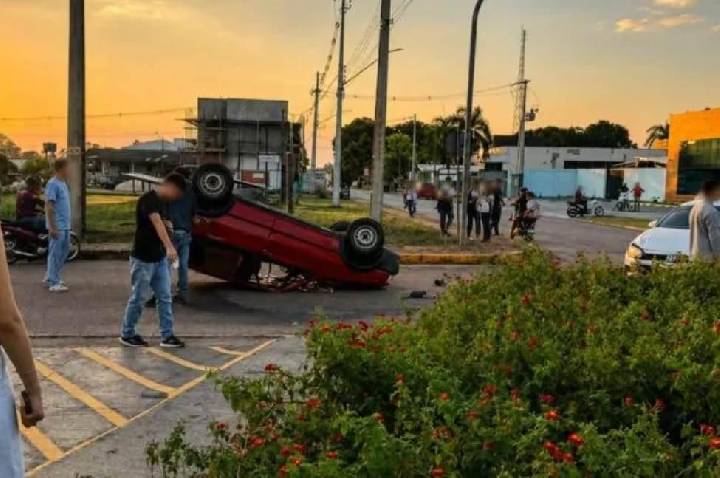 Colisão entre carros encerra com veículo capotado em cruzamento em RO