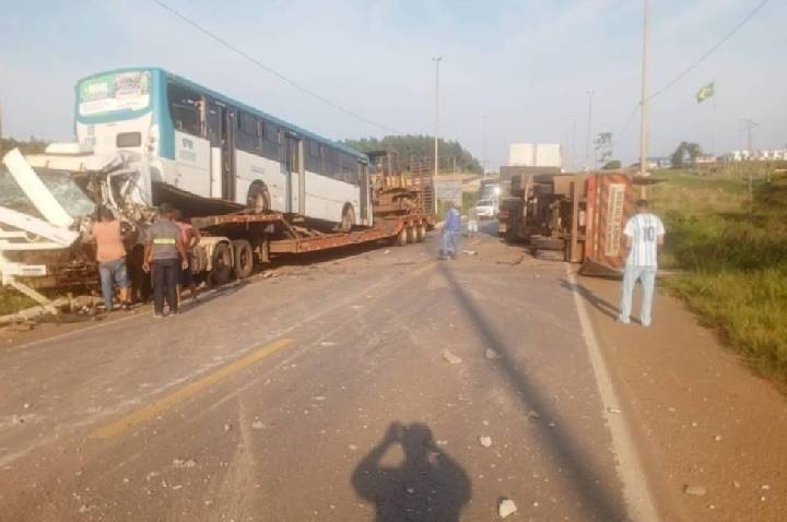 Colisão entre duas carretas bloqueia trecho da BR-364 em RO