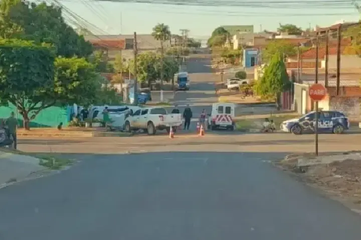 Colisão entre jipe e caminhonete do DER deixa feridos em cruzamento no bairro Novo Horizonte