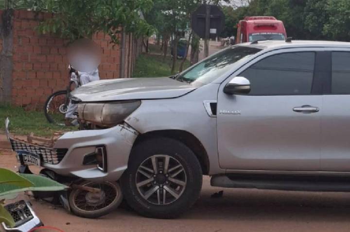 Colisão entre motoneta e picape deixa mãe e filho com fraturas expostas em cruzamento de RO
