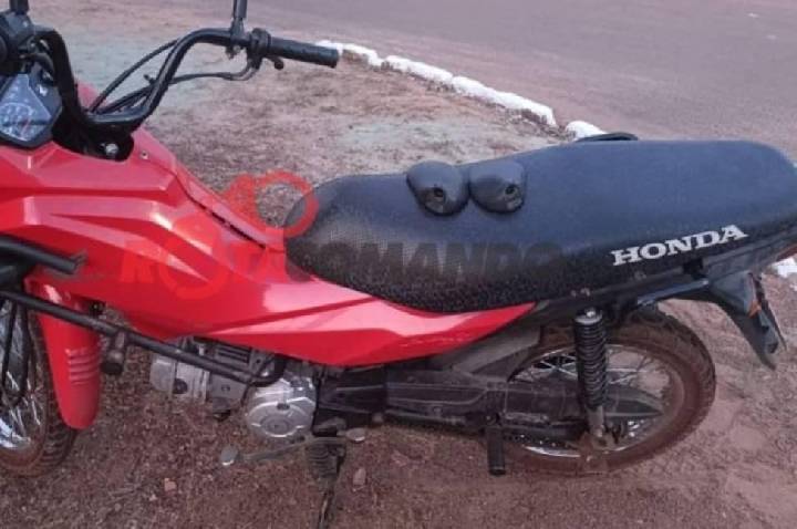 Colisão entre motoneta e táxi deixa condutora ferida no interior do estado de Rondônia