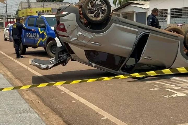 Colisão entre utilitários resulta em capotamento e danos materiais na região central de Porto Velho
