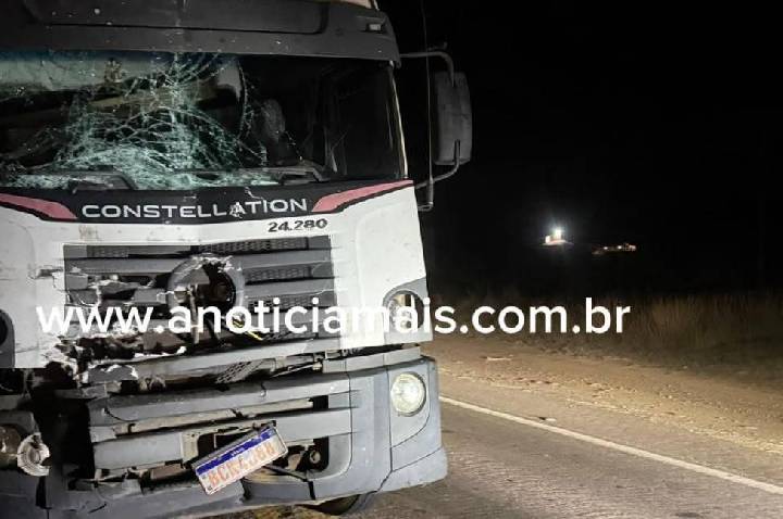 Colisão traseira entre caminhão e carreta provoca lentidão de mais de duas horas na BR-364