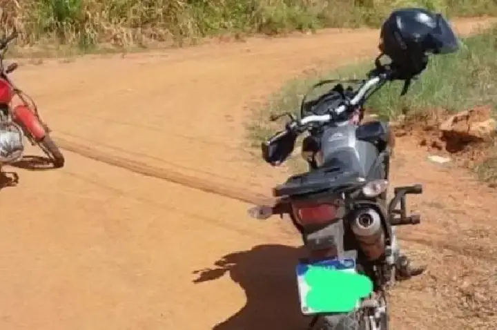 Colisão traseira entre motocicletas deixa três feridos em Rondônia