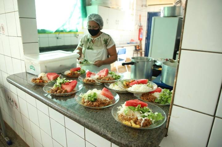 Com dedicação e carinho, 500 merendeiras alimentam sonhos nas escolas municipais