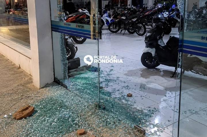 Criminosos quebram blindex de loja de motos durante tentativa de furto na avenida Jatuarana