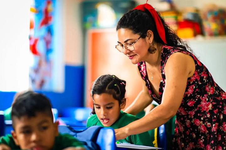 Dedicação e compromisso com o futuro marcam a missão de quase 3 mil educadores da rede munic