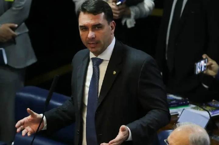 Defesa de Flávio Bolsonaro tenta transferir relatoria de inquérito sobre filme para André Mendonça no STF