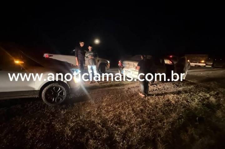 Dois carros colidem durante retenção causada por acidente entre caminhões na BR-364