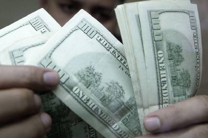 Dólar fecha estável e acumula queda de 1,82% em julho