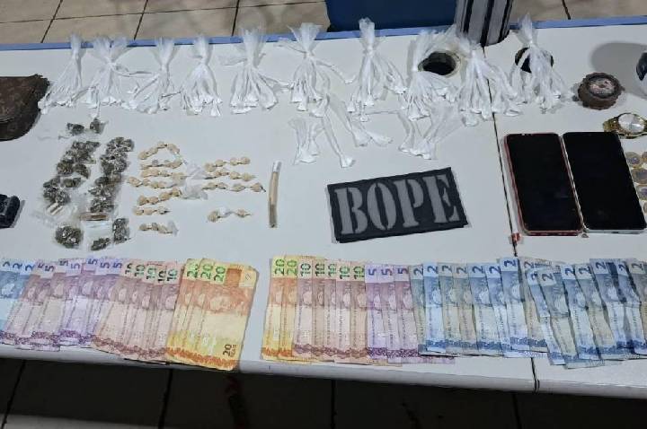 Dupla é presa pelo BOPE com centenas de porções de entorpecentes e simulacros de arma em Porto Velho