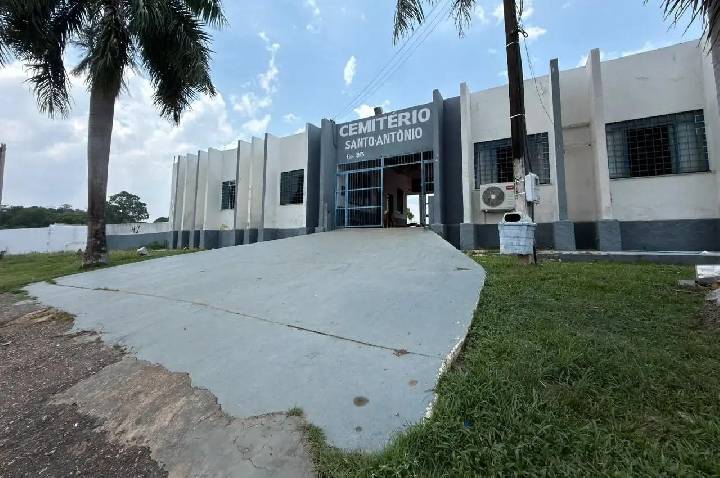 Equipes reforçam limpeza no Cemitério Santo Antônio nesta segunda-feira