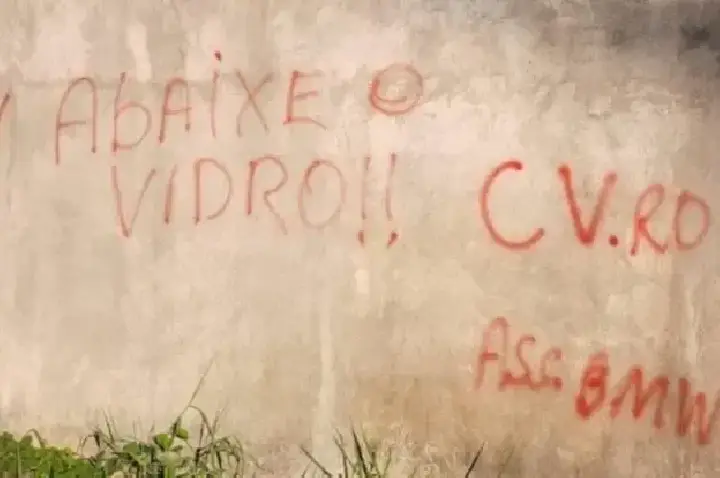 Facção criminosa picha muros e impõe regras de trânsito em Porto Velho