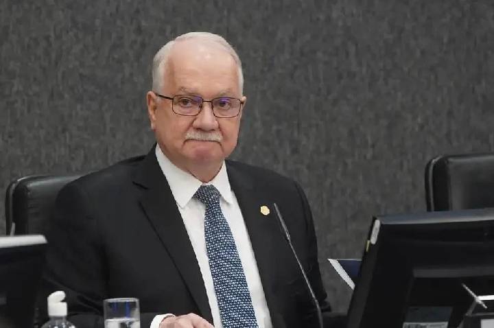 Fachin dá 24 horas para PF informar sobre celular de Vorcaro