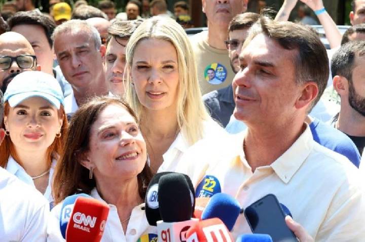 Flávio Bolsonaro afirma que vai manter Bolsa Família e promete foco em mobilidade social e empreendedorismo